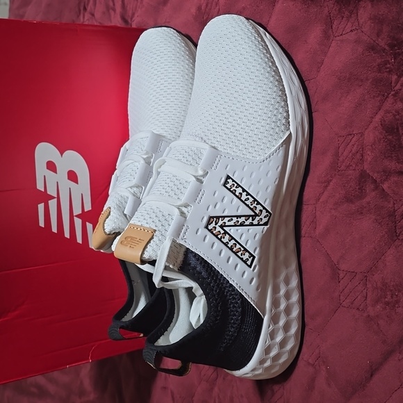 Ladies New Balance shoes - Picture 1 of 7